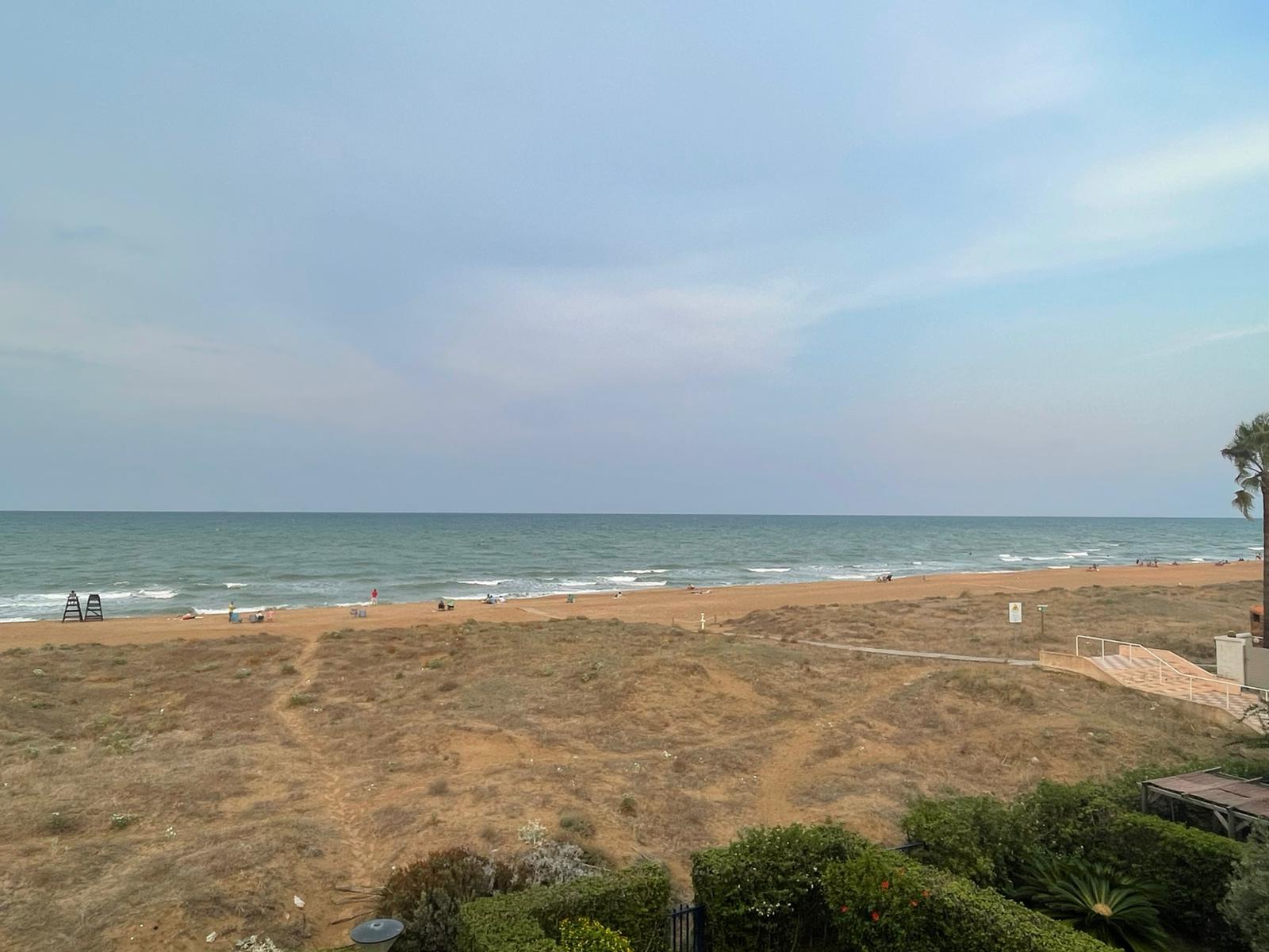 Disfrute de la brisa marina y amaneceres inigualables en este luminoso apartamento situado a solo unos pasos de la arena. El apartamento está situado en primera línea de playa y tiene inmejorables vistas al mar. Consta de 2 habitaciones dobles con armarios empotrados, dos baños, salón- comedor acogedor con acceso a terraza privada, cocina totalmente equipada, plaza de parking. Dispone de piscina comunitaria,zonas ajardinadas, acceso directo a la playa.