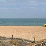 Disfrute de la brisa marina y amaneceres inigualables en este luminoso apartamento situado a solo unos pasos de la arena. El apartamento está situado en primera línea de playa y tiene inmejorables vistas al mar. Consta de 2 habitaciones dobles con armarios empotrados, dos baños, salón- comedor acogedor con acceso a terraza privada, cocina totalmente equipada, plaza de parking. Dispone de piscina comunitaria,zonas ajardinadas, acceso directo a la playa.