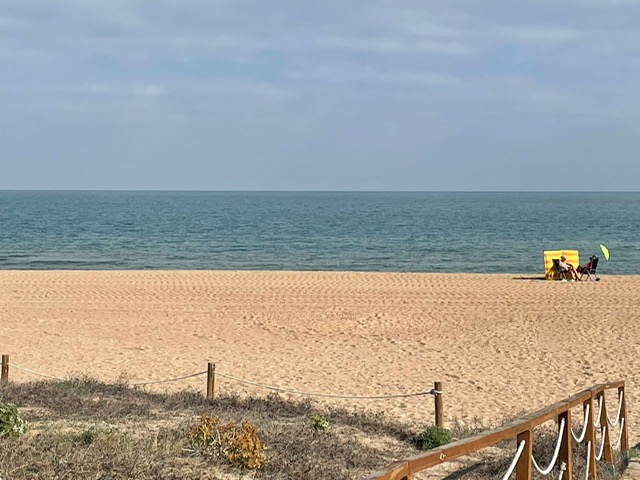 Disfrute de la brisa marina y amaneceres inigualables en este luminoso apartamento situado a solo unos pasos de la arena. El apartamento está situado en primera línea de playa y tiene inmejorables vistas al mar. Consta de 2 habitaciones dobles con armarios empotrados, dos baños, salón- comedor acogedor con acceso a terraza privada, cocina totalmente equipada, plaza de parking. Dispone de piscina comunitaria,zonas ajardinadas, acceso directo a la playa.